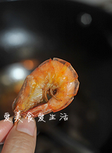 龙井茶香虾,炸好的虾应该是肚子膨胀、虾壳和虾肉间有些空隙，壳明显感觉发脆。