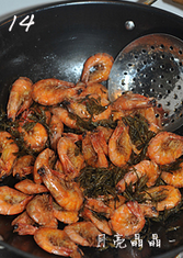 龙井茶香虾,倒入炸好的茶叶拌炒均匀即可出锅。