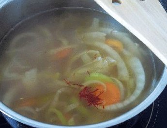 茴香藏红花鱼汤,加入藏红花，用少量盐和胡椒调味。烧开后转小火炖10分钟。