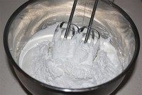马卡龙,3.加入过筛的糖粉拌均匀
