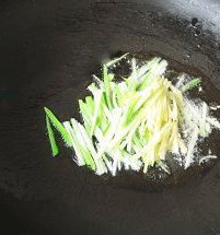 醋椒鱼片,锅坐火上，放熟猪油烧热，下葱姜丝、胡椒粉煸出香味。