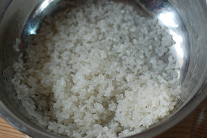 牛奶花生浆,将大米洗净。