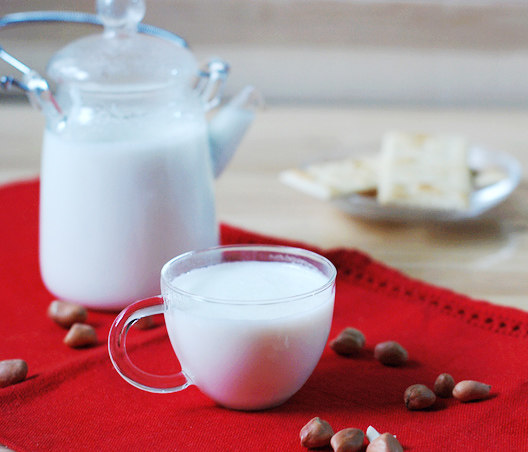 牛奶花生浆,根据个人口味在饮用时加入糖或蜂蜜。
