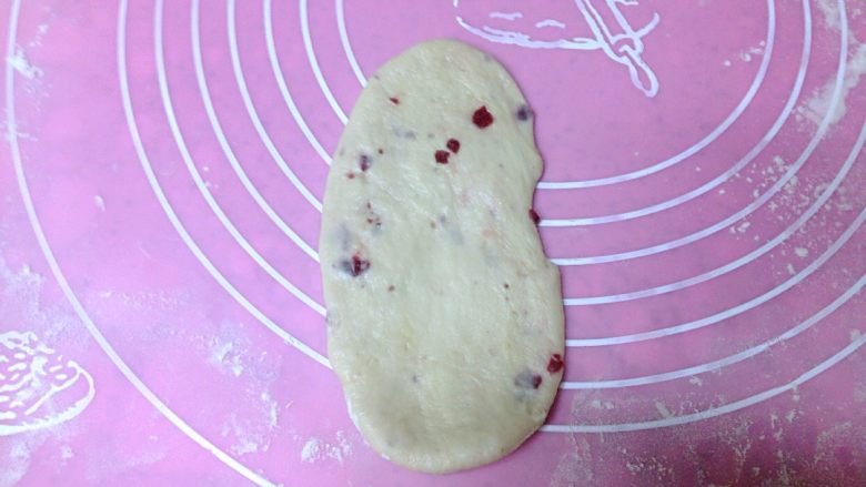 蔓越莓奶香面包,把每个小面团纵向擀薄，远处一头擀成最薄。