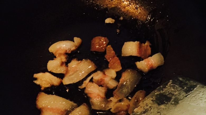 腊肉香菇煲饭,锅烧热，肥肉放进去煎出油，吃的时候不腻