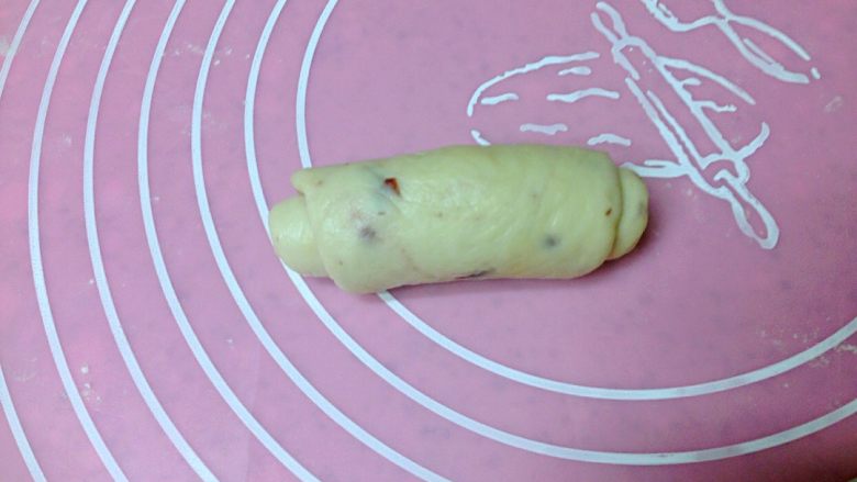 蔓越莓奶香面包,由内往外卷起，最薄处贴紧面团。