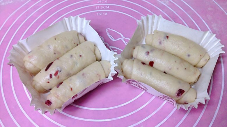 蔓越莓奶香面包,每个面团收口向下码入纸托，三个为一组。