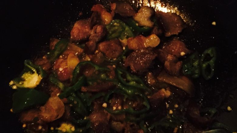 腊肉香菇煲饭,青椒洗好切丝加入腊肉中翻炒入味即可