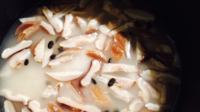 腊肉香菇煲饭,把米洗好，香菇切丝，把泡香菇的水及香菇丝大米里煮饭
