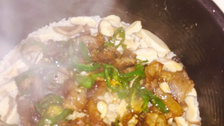 腊肉香菇煲饭,米饭煮到八成熟把青椒炒腊肉盖到米饭上