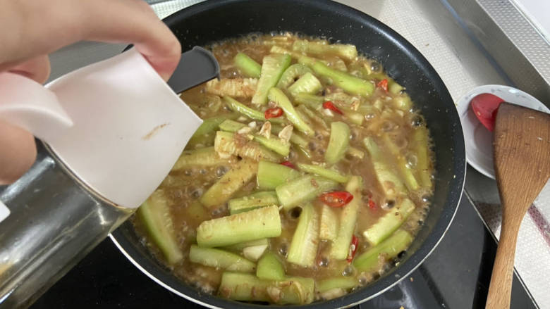 醋溜丝瓜,出锅前再沿锅边淋入半汤匙香醋，翻炒均匀即可出锅。