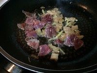 干贝火腿烧冬瓜,油锅爆香姜丝后加干贝丝、火腿片，炒到干贝甘香、火腿微卷。