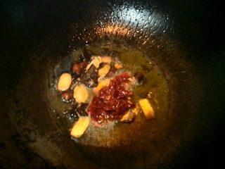 麻辣水煮肉片,入一调羹郫县豆瓣，半调羹糖，小火炒出红油。