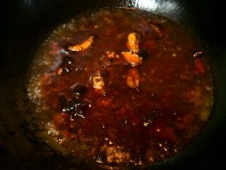 麻辣水煮肉片,入适量水烧开，保持沸腾状态10分钟左右熬出香味。
