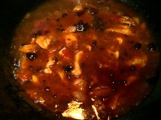 麻辣水煮肉片,开大火，肉片迅速滴、一片片滴下入沸腾的水中并划散至熟。