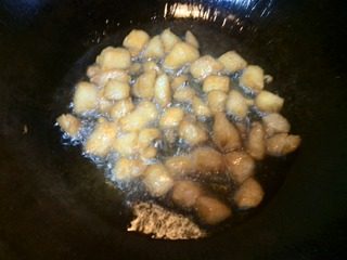 辣子鸡丁,热锅冷油，油量要多一些，油热后入鸡丁中火炸成金黄色。