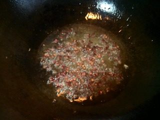 辣子鸡丁,锅中留底油，油热后入花椒、八角小火 炸出香味。