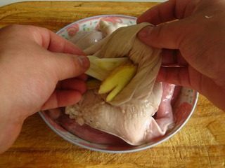 芫爆肚丝,在猪肚里面塞上葱段姜片。