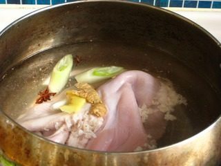 芫爆肚丝,锅中加清水放入猪肚，加入调料a。