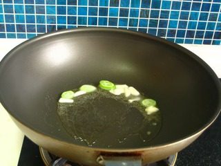 芫爆肚丝,锅中下油，放入葱姜末炝锅。