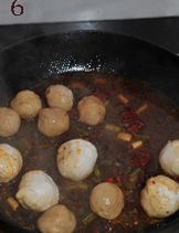 潮式豉椒炒双丸,倒入小半碗水煮开，倒入丸子。