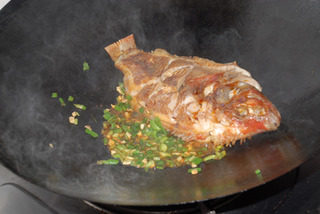 干烧福寿鱼,下适量生抽，一点点白粮和胡椒粉。