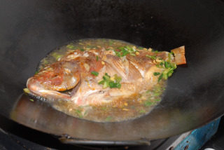 干烧福寿鱼,下小半碗水煮至鱼肉熟透。