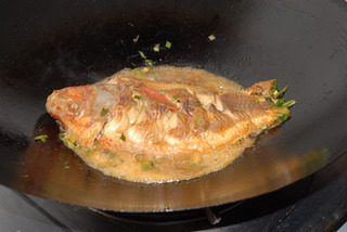 干烧福寿鱼,汤汁快收干时起锅。