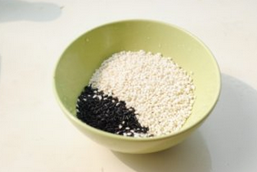 紫米粢饭团,将紫糯米与糯米混合，提前浸泡2小时。