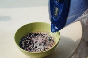 紫米粢饭团,加入适量过滤水。