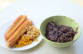 紫米粢饭团,准备好萝卜干、油条和肉松。