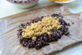 紫米粢饭团,保鲜膜上铺上紫米饭，再铺上肉松。