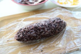 紫米粢饭团,撕开保鲜膜即可。