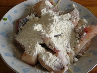 糖醋鱼块,腌好的鱼块拍上干面粉。