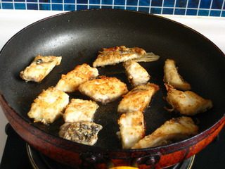 糖醋鱼块,煎锅中煎至两面金黄。