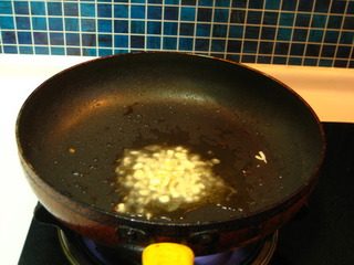 糖醋鱼块,大蒜切粒，热锅下油，先放入蒜粒煸香。