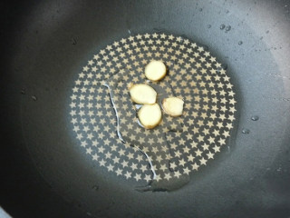 山药鸡汤浸姬松茸,用小许的芥花籽橄榄油爆香姜片