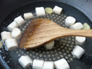 山药鸡汤浸姬松茸,下3碗左右的水在锅里，下山药先煮