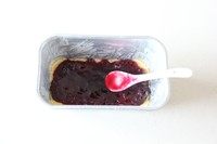 椰香草莓软酥饼,7.将草莓果酱均匀的铺在面团上