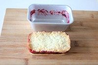 椰香草莓软酥饼,13.出炉冷却后再脱模，用刀切成小块即可食用