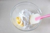 白色恋人饼干,制作：
1.黄油自然软化后加入40克的糖粉先用刮刀拌均匀