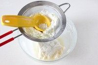 白色恋人饼干,4.筛入低筋粉和奶粉，用橡胶刮刀拌匀