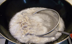 双椒鸡丝,锅中放入足够多的清水（能末过肉丝），水开后将腌制好的肉丝倒入开水中滑散，变色后立即捞出沥干；