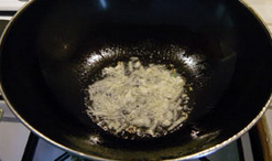 双椒鸡丝,倒掉焯过肉丝的水，洗净炒锅，烧热锅，放入油，5成热（手放在油上方能感觉到明显的热气）时将蒜末、姜丝放入炒出香味；