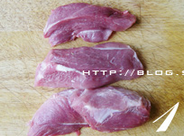 叉烧肉,我没有买到猪梅肉，用的是前臀尖肉，将肉的筋膜剔去，切成6cm左右的粗条。