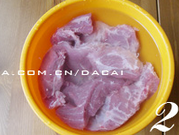 叉烧肉,将肉放入清水中浸泡2小时左右，沥干血水待用。