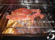 叉烧肉,烤箱预热200度，将腌好的肉放在烤架上，用刷子蘸腌肉汁刷在肉的表面（烤架下放烤盘，烤盘内最好垫上锡箔纸，不然滴下的肉汁在高温下会碳化不好清洗）