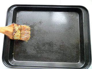 鸡蛋肠粉,准备蒸锅，在锅里加水，放入一个平盘。并在平盘上刷油。