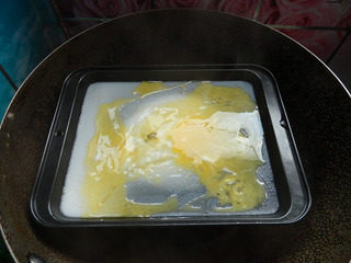 鸡蛋肠粉,打开盖子倒入蛋液并用筷子画开，继续蒸一分钟