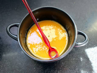 法式烤布蕾,两个蛋黄搅散，跟第1步混合均匀